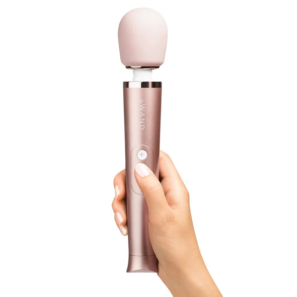 Le Wand Petite Rechargeable Massager - Image 12
